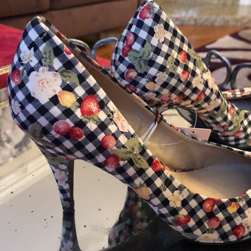 Forever 21 heel shoes 🍒🍓🌼 - Picture 4 of 5